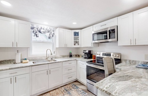 Wells House | Adorable nautical home close to town, W/D, & streaming, dog friendly