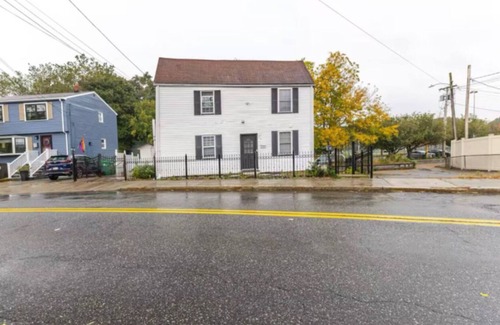 Medford House | Adorable Self Contain Basement room with WiFi in charming Medford