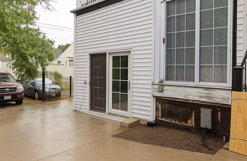 Medford House | Adorable Self Contain Basement room with WiFi in charming Medford