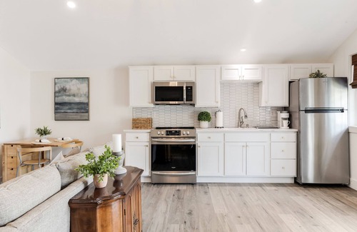 Fountain Inn Cottage | Adorable Upscale cottage in Downtown Fountain Inn.