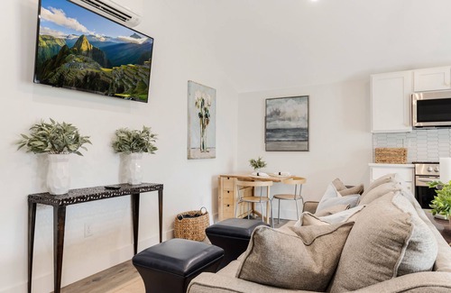 Fountain Inn Cottage | Adorable Upscale cottage in Downtown Fountain Inn.