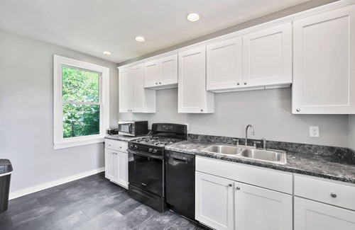 Front Park House | Adorable West Side Cottage wFree Onsite Parking! We welcome our Canadian guests!