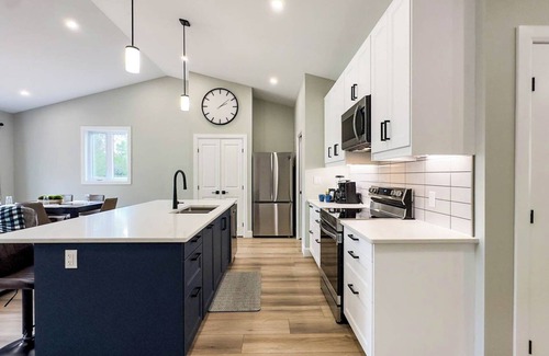 Bayfield Cottage | Adore the Shore - King Bed!