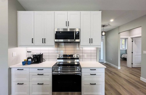 Bayfield Cottage | Adore the Shore - King Bed!