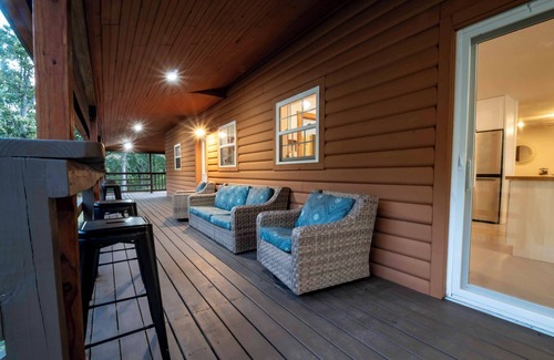 Milfay House | Adventure Acres Log Cabin – Zipline, Arcade, Fishing, Bluey themed room & More!