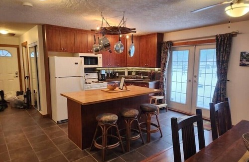 Lake Cowichan Cottage | Adventure & Wildlife await in Stunning 2BR cottage on Cowichan Rivernn