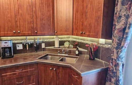 Lake Cowichan Cottage | Adventure & Wildlife await in Stunning 2BR cottage on Cowichan Rivernn