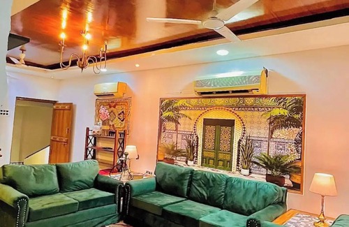 Banjara Hills Apartment | Aesthetic 2B apt in Banjara Hills, done up in a comfy eclectic and antique style