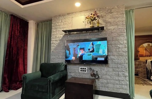 Banjara Hills Apartment | Aesthetic 2B apt in Banjara Hills, done up in a comfy eclectic and antique style