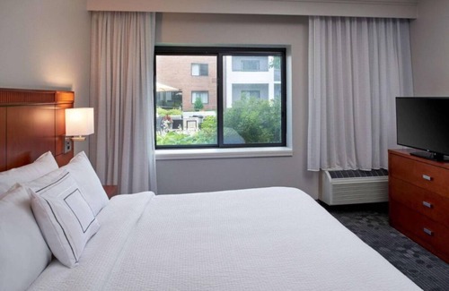 Eden Prairie Resort | Affordability Meets Comfort! Indoor Pool, Near Purgatory Creek Park