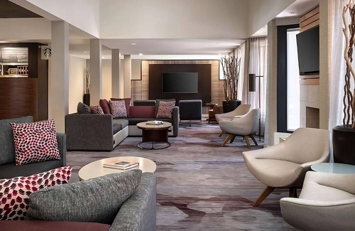 Camelback East Hotel | Affordability Meets Comfort! w/Outdoor Pool, Short Drive to Arizona Capitol