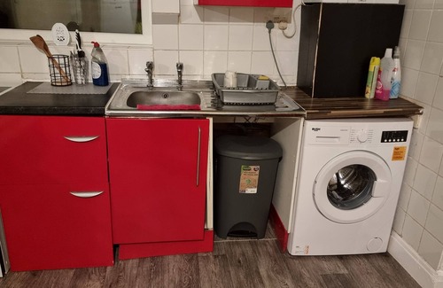 Bradford House | Affordable 2-Bed house for Rent Near Bradford City Center – Budget Accommodation