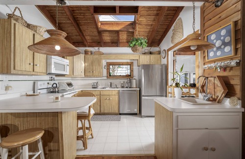 The Pines House | AFFORDABLE 5 BR OCEANBLOCK IN THE PINES- 24 Park Av, Rehoboth Bch