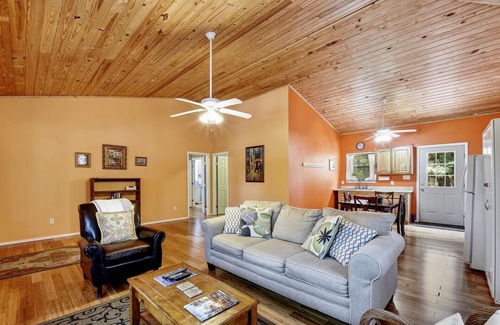 Wimberley Cabin | Affordable Cabin with Screened Porch for Your Perfect Glamping Getaway!