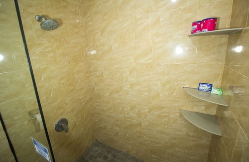 Klumpu Cottage | Affordable Comfy Bedroom and Great Location Near Harbor 5 Min from The Beach