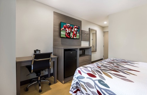 Sulphur Hotel | Affordable Retreat in Sulphur, LA: Short Drive to Chennault Int’l Airport!
