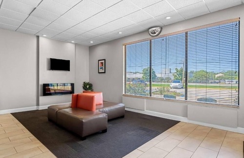 Hamilton Hotel | Affordable Stay Complete with Pool and Complimentary Parking