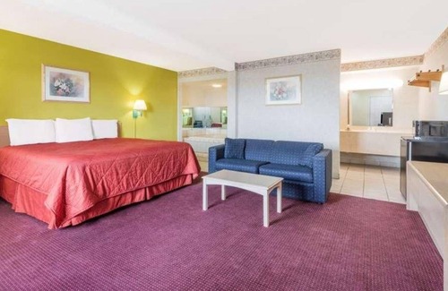 Berea House | Affordable Yet Fun! Pet-friendly, Breakfast and Parking Included