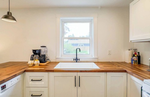 Bayfield Cottage | Afternoons on the Porch-King Beds! Fenced in Yard!