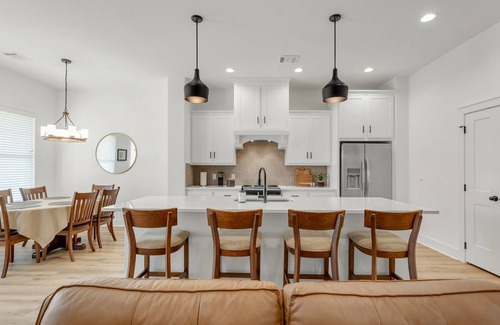 College Station House | Aggieland East, 5 miles to campus, next to Christopher’s Restaurant, Miramont.