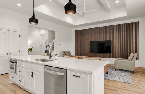 College Station House | Aggieland East, 5 miles to campus, next to Christopher’s Restaurant, Miramont.