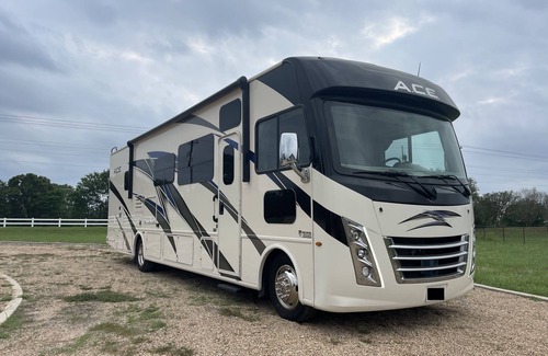 Wellborn House | Aggieland Glamping! Cozy RV with modern comforts. Only minutes from campus.