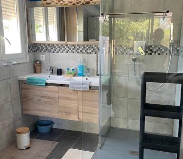Alco Apartment | Agréable T2 traversant RDC avec terrasse - balcon - Parking 2 places - Clim portative