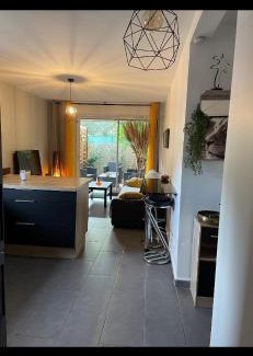 Alco Apartment | Agréable T2 traversant RDC avec terrasse - balcon - Parking 2 places - Clim portative