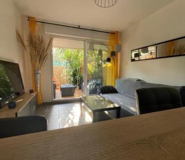 Alco Apartment | Agréable T2 traversant RDC avec terrasse - balcon - Parking 2 places - Clim portative