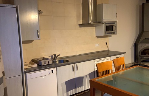 Adradas House | AGRADABLE CASA CON CHIMENEA Y PATIO PRIVADO.