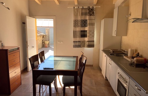 Adradas House | AGRADABLE CASA CON CHIMENEA Y PATIO PRIVADO.