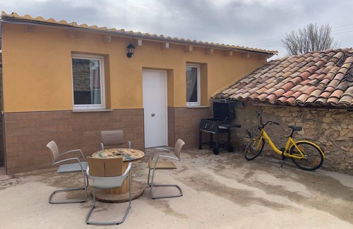 Adradas House | AGRADABLE CASA CON CHIMENEA Y PATIO PRIVADO.