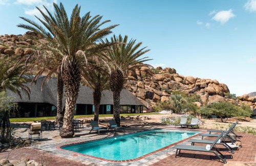 Omaruru Cabin | Ai Aiba - The Rock Painting Lodge