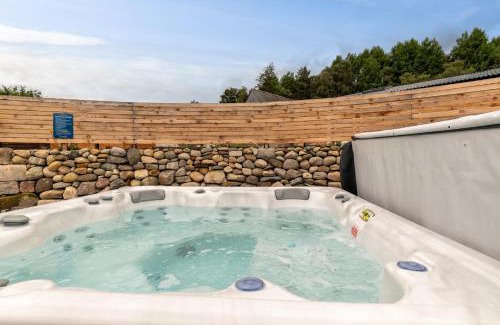 Ballater House | Ailsa- Enchanting Tiny House with wood burner and hot tub in Cairngorms