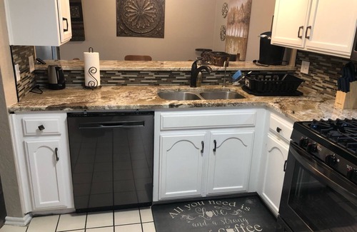 Wheatland House | Aimee's Retreat on Robinson! Convenient to University of OK in Norman!