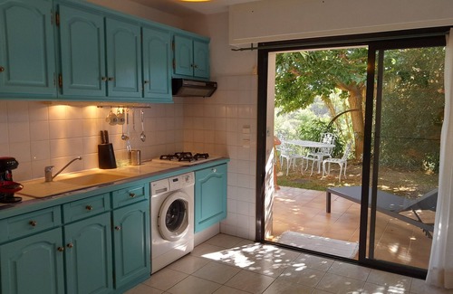 Bormes-Les-Mimosas Apartment | air-conditioned single-storey gîte with swimming pool private parking in peaceful setting