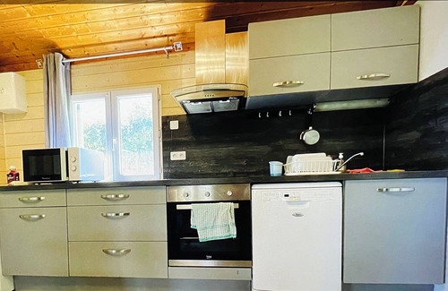 Lissac-sur-Couze Ski Chalet | Air-conditioned chalet with lake view