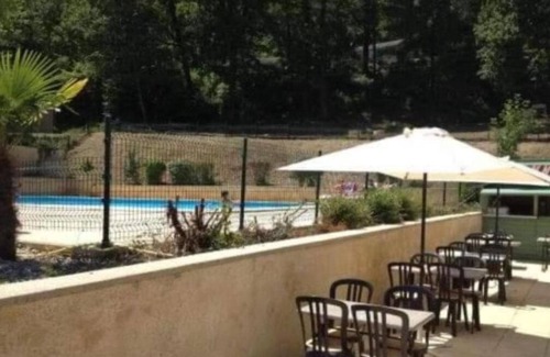 Lissac-sur-Couze Ski Chalet | Air-conditioned chalet with lake view