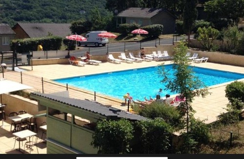 Lissac-sur-Couze Ski Chalet | Air-conditioned chalet with lake view