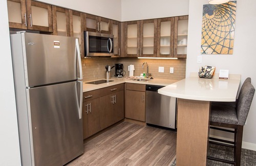 Humble Condo | Air-Conditioned Suite | Gym Access, Seasonal Pool + Free Breakfast!