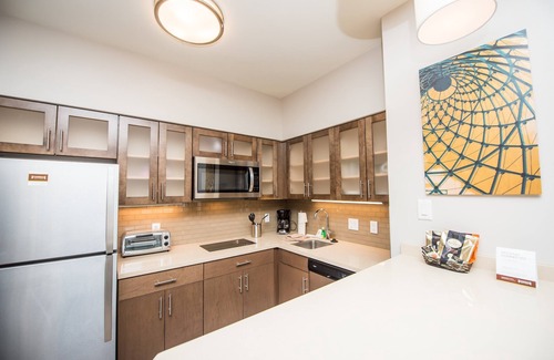 Humble Condo | Air-Conditioned Suite | Gym Access, Seasonal Pool + Free Breakfast!