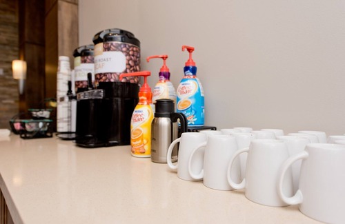Humble Condo | Air-Conditioned Suite | Gym Access, Seasonal Pool + Free Breakfast!