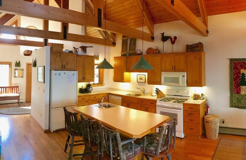 Tower Cabin | Air-Conditioned Year-Round Lakeshore Cabin