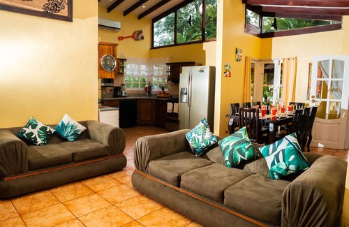 La Fortuna Villa | Air conditioning, free WiFi, pool, barbecue. 1 km from the center of La Fortuna.