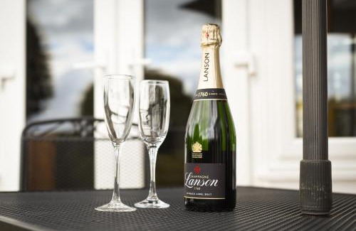 Clanfield House | Air Maison - Stunning House in Clanfield Family and Remote Workers Friendly