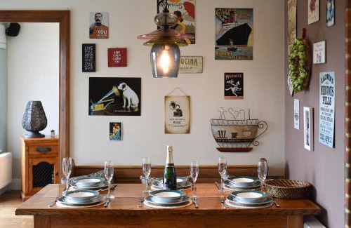 Clanfield House | Air Maison - Stunning House in Clanfield Family and Remote Workers Friendly