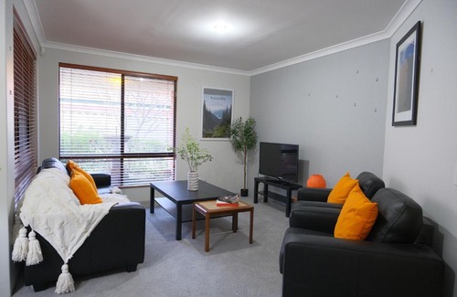 Canning Vale House | Airport 6BR Haven - Quiet Yard & AC