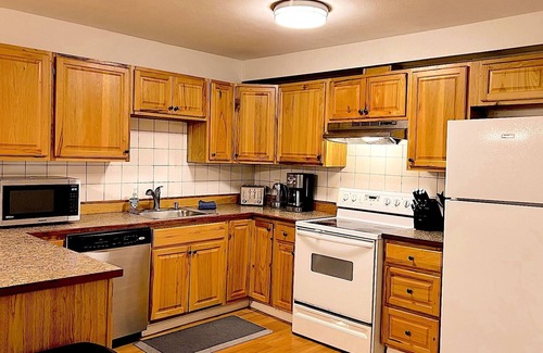 Sand Lake Apartment | Airport Aurora - Near Airport, Shopping, and Best Sushi in Town!