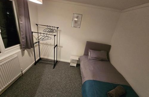 Little Hay House | Airport,NEC,JLR,Bham. Entire house 5 beds.