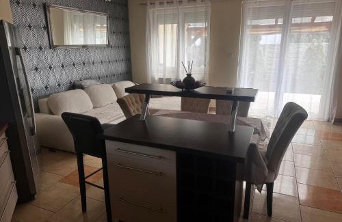 Ganztelep Apartment | Airport Road/Reptér közeli ház privát parkolóval